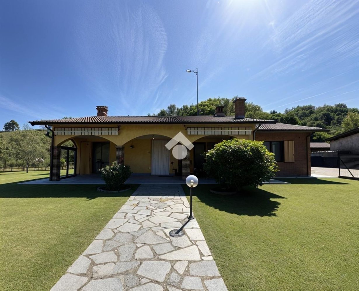 3 bedrooms Villa in Stradella, Italy No. 392050