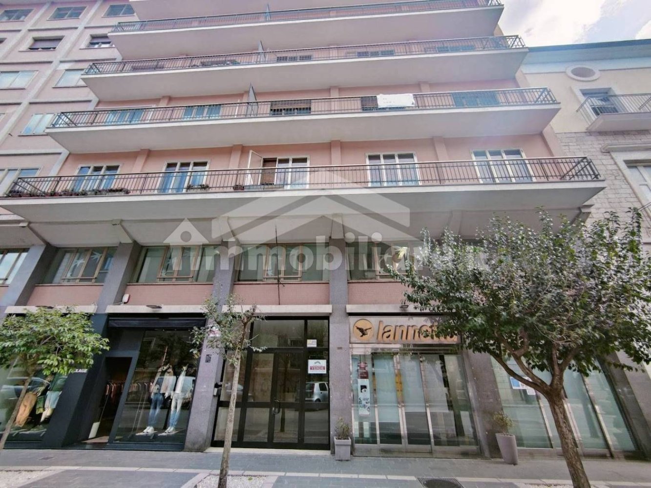 Квартира с 4 спальнями в Кампобассо, Италия № 197153