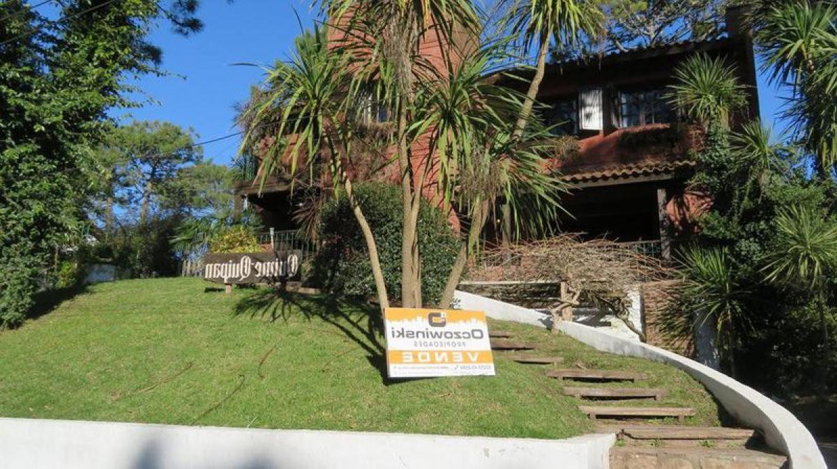 4 bedrooms House in Mar del Plata, Argentina No. 83478