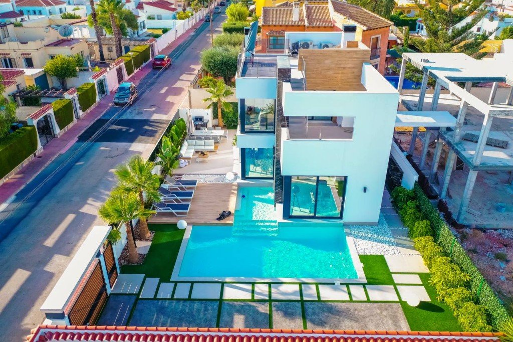 3 غرف نوم فيلا في Torrevieja, Spain رقم 290339