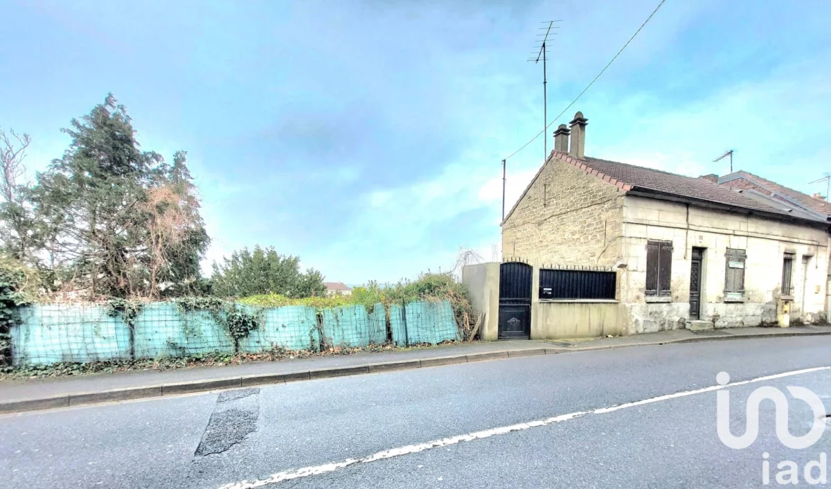 338m² Land in Creil, France No. 245210