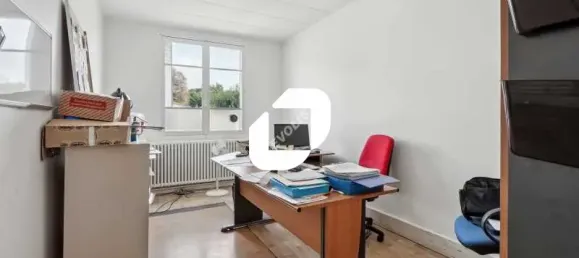 779m² Commercial property in Montreuil, France No. 302451 5