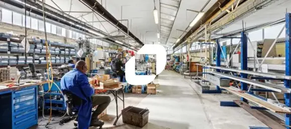 779m² Commercial property in Montreuil, France No. 302451 3