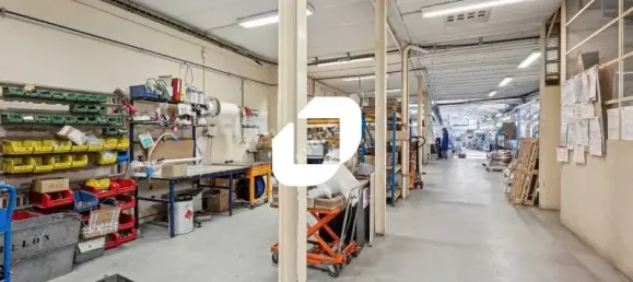 779m² Commercial property in Montreuil, France No. 302451 2