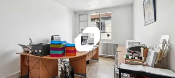 779m² Commercial property in Montreuil, France No. 302451 6