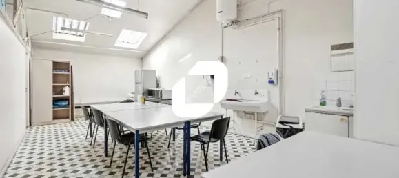 779m² Commercial property in Montreuil, France No. 302451 4