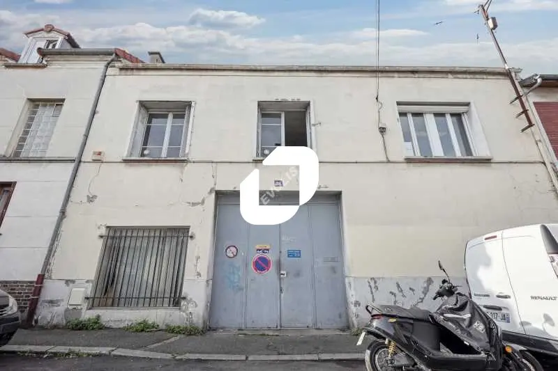 779m² Commercial property in Montreuil, France No. 302451