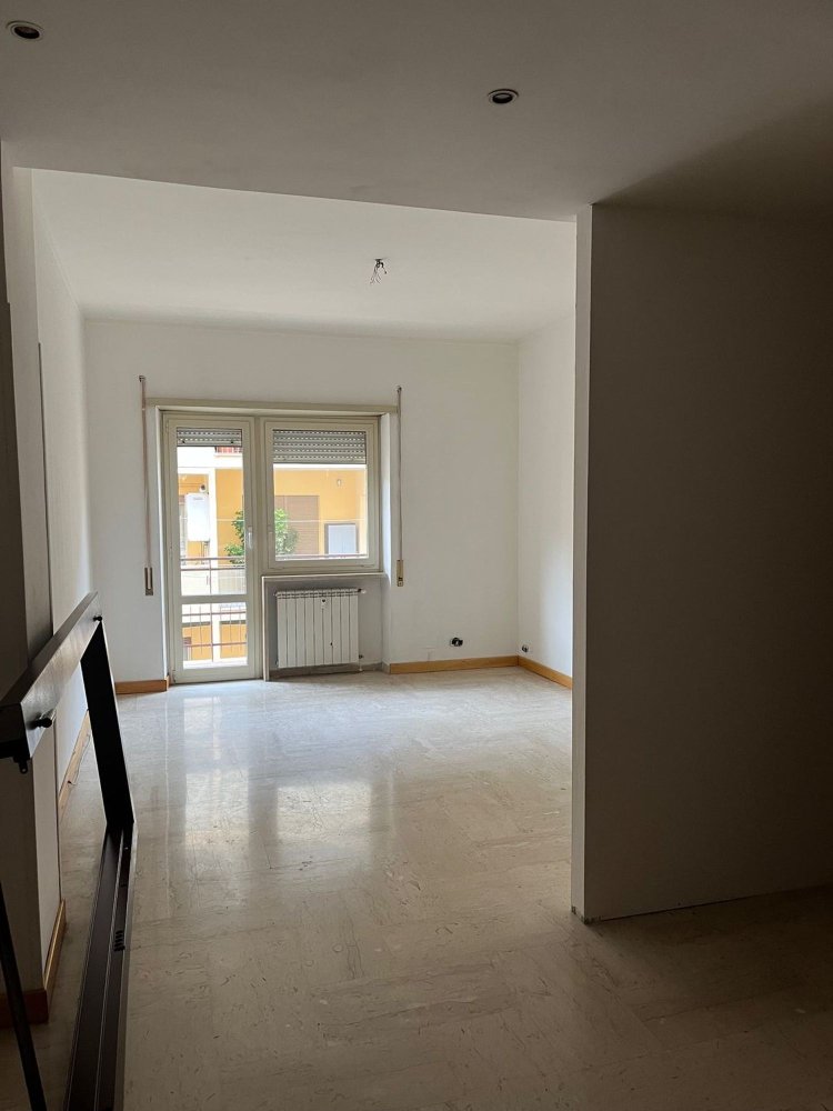 4 rooms Apartment in Rome, Italy No. 204789