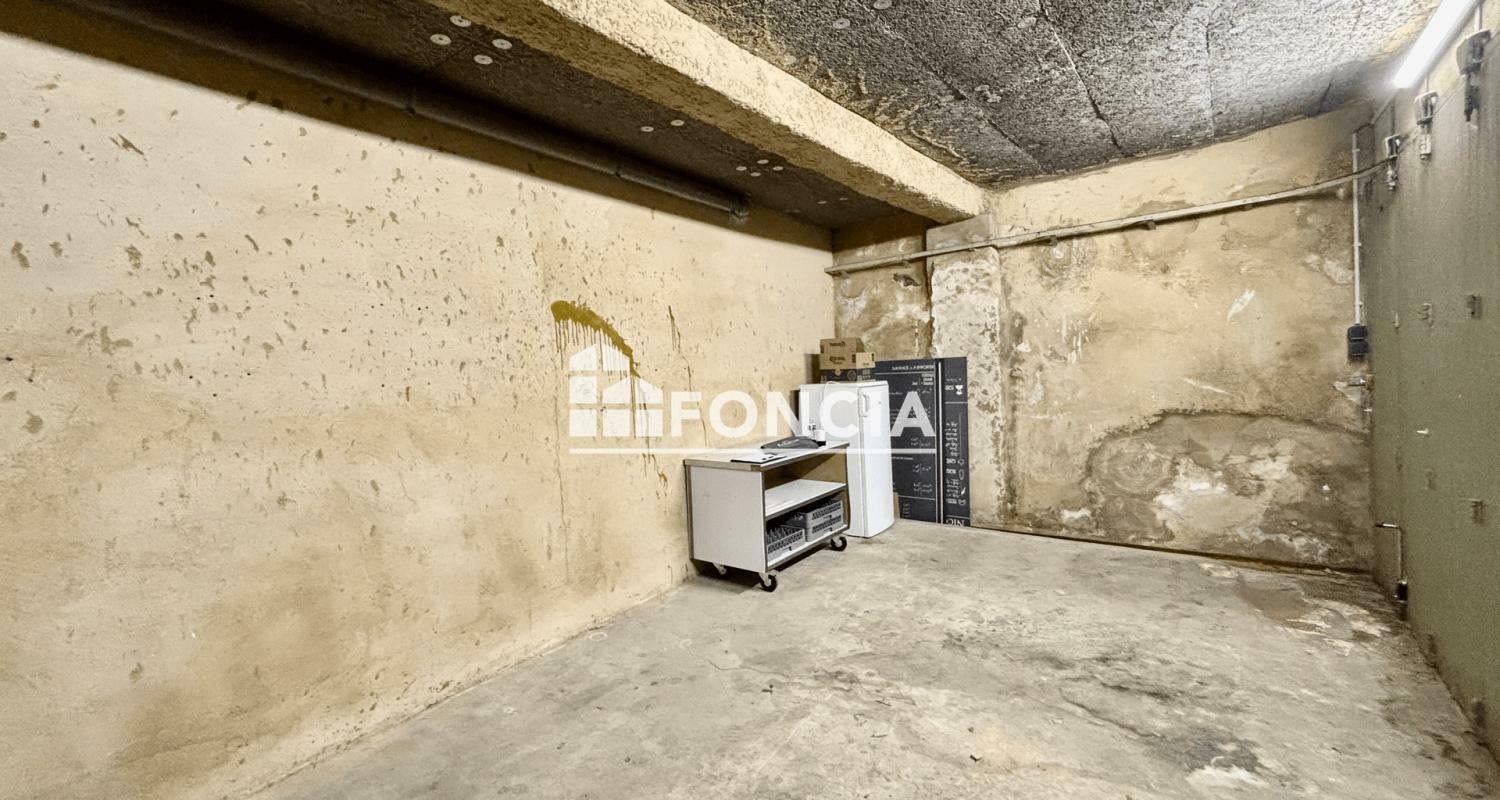  Garage in Avignon, France No. 349821