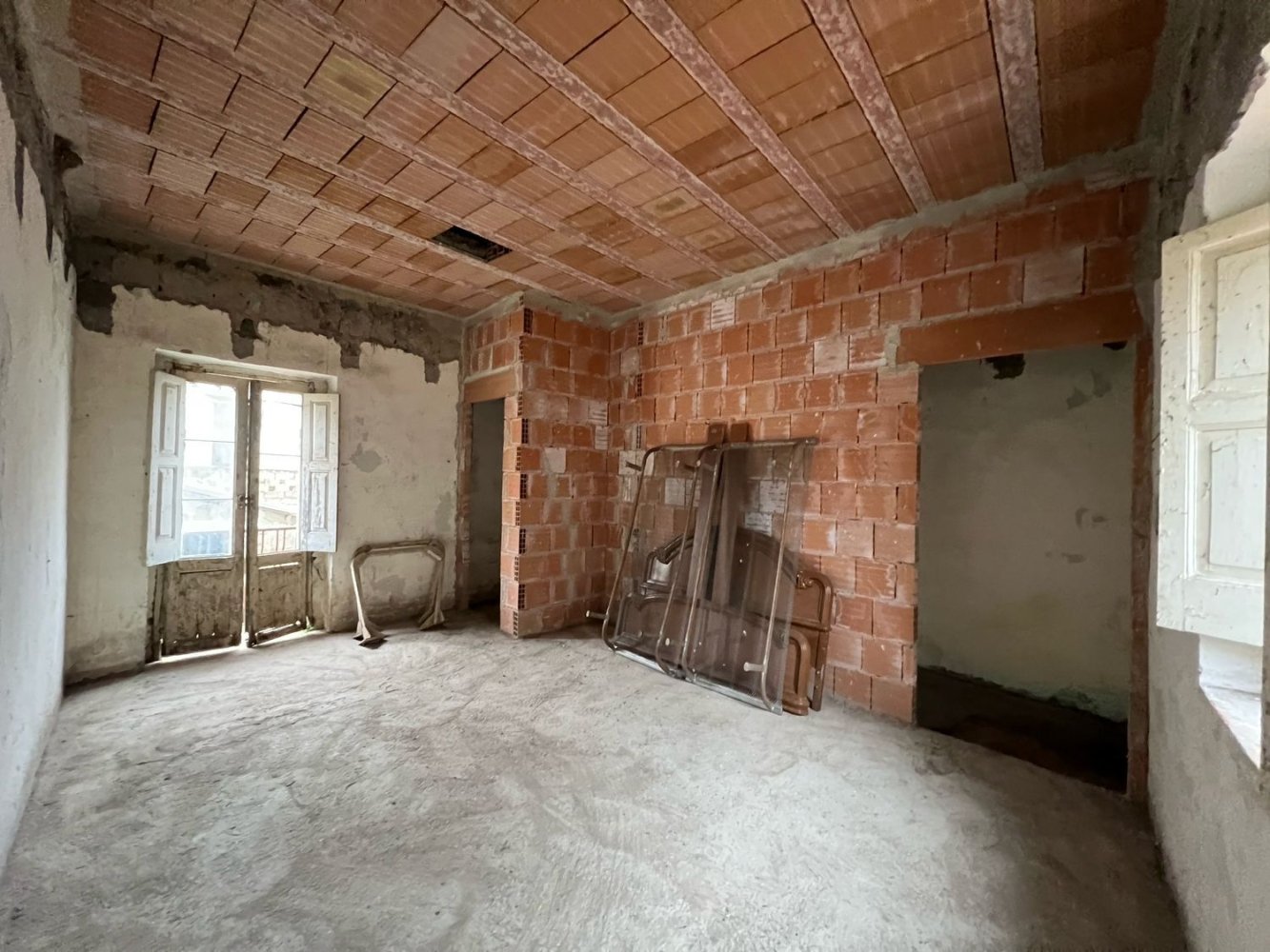 3 rooms House in Castel Morrone, Italy No. 255389