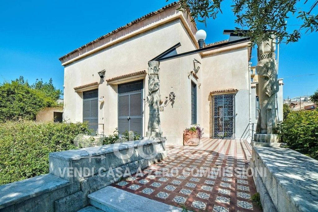 2 bedrooms Villa in Catania, Italy No. 276838