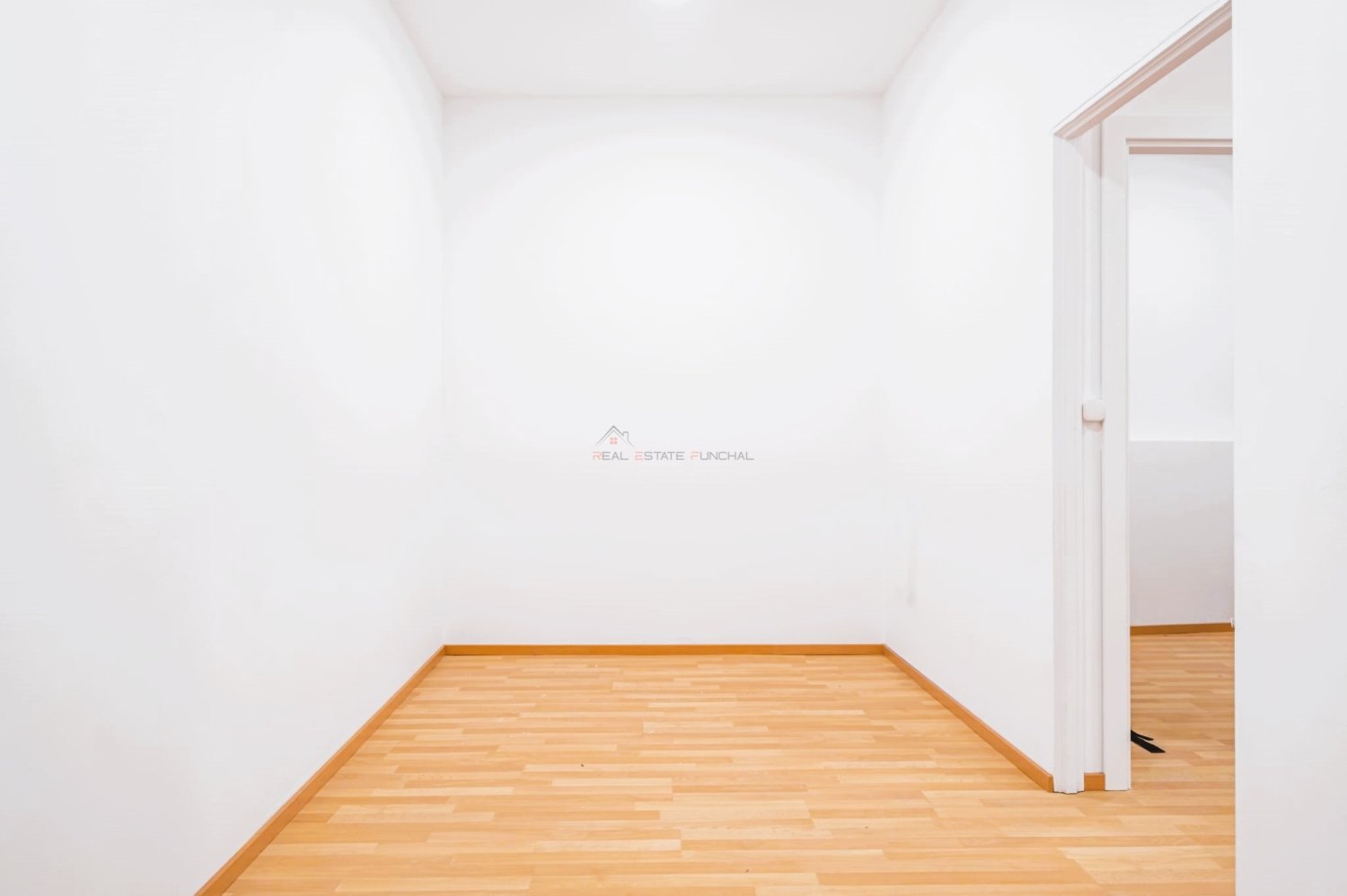 160m² Commercial property in Funchal, Portugal No. 140733