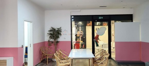 160m² Commercial property in Funchal, Portugal No. 140733 10