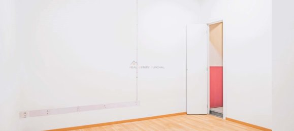 160m² Commercial property in Funchal, Portugal No. 140733 3