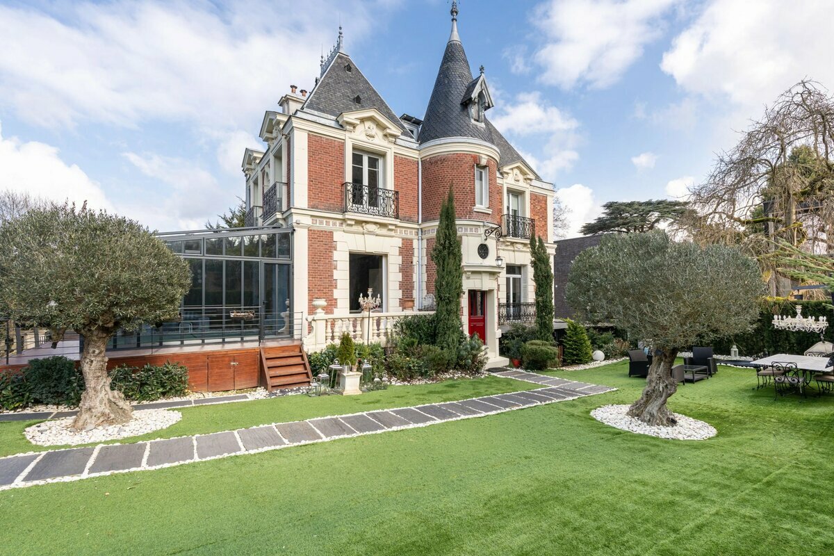 4 bedrooms Villa in Ville-d'Avray, France No. 126152