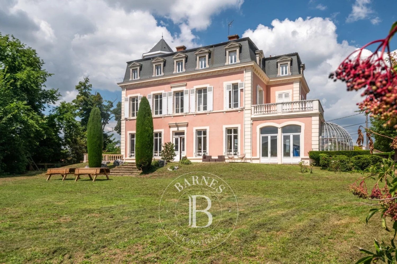 Casa de 11 dormitorios en Lentilly, France No. 298682