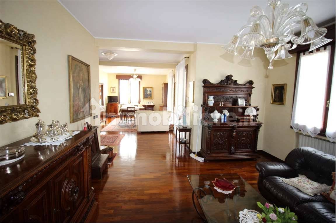 Квартира с 5 комнатами в Кастелларано, Италия № 395081