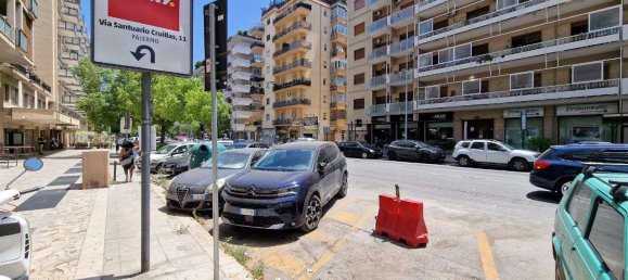 5 rooms Apartment in Palermo, Italy No. 279569 3