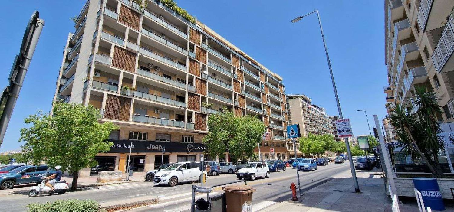 5 rooms Apartment in Palermo, Italy No. 279569