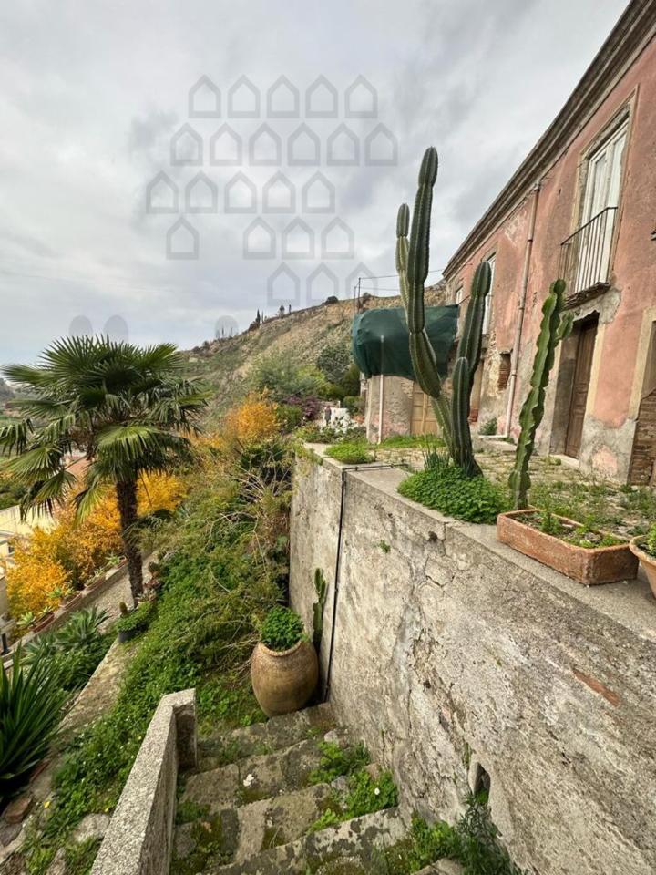 Villa de 15 habitaciónes en Villafranca Tirrena, Italy No. 137577