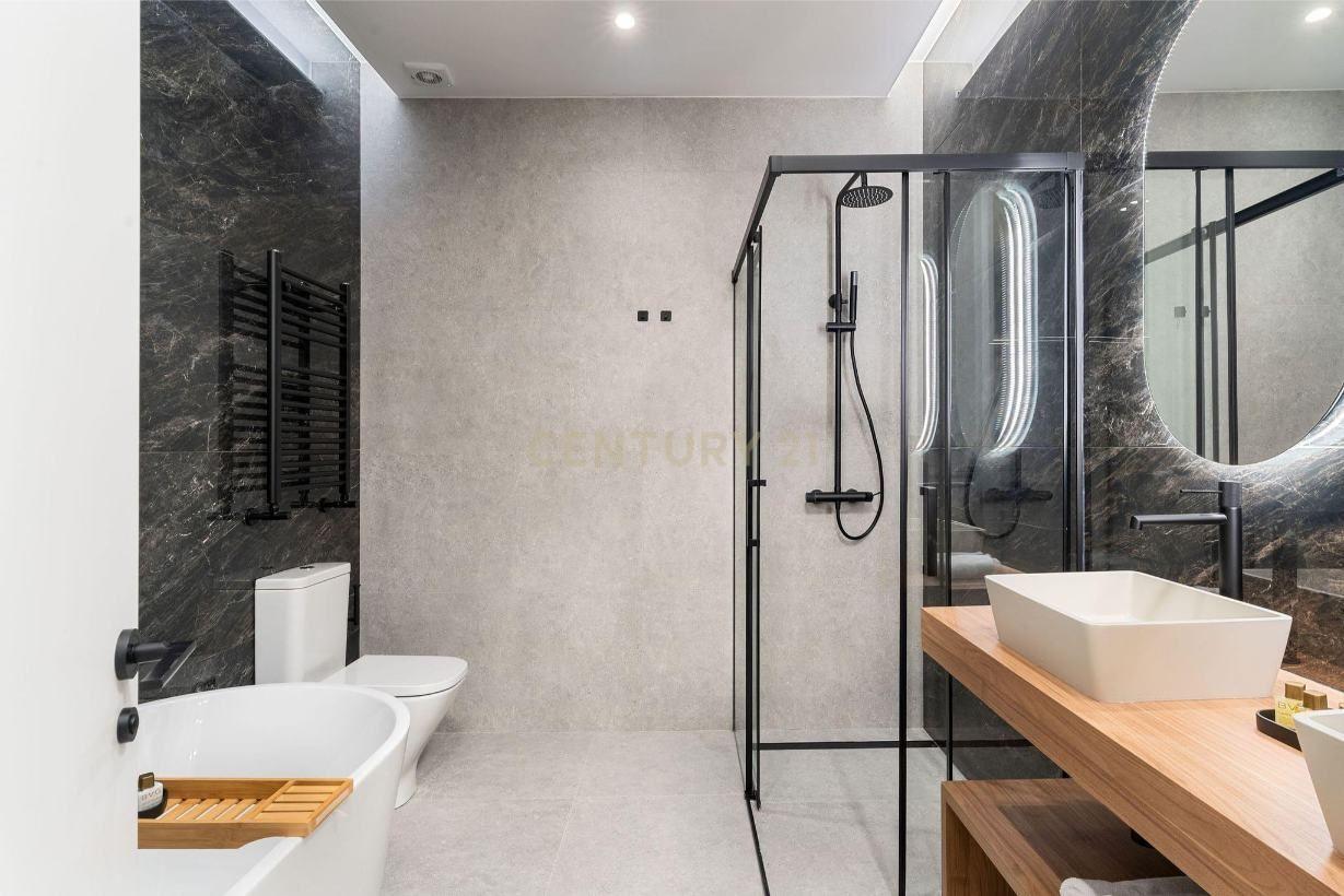 Apartamento de 3 dormitorios en Madrid, Spain No. 125043