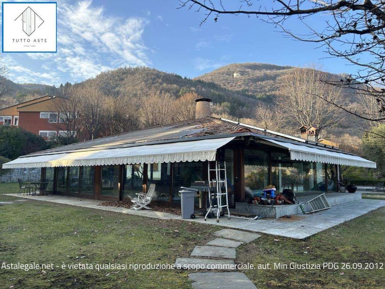 Квартира с 15 комнатами в Эрба, Италия № 3906