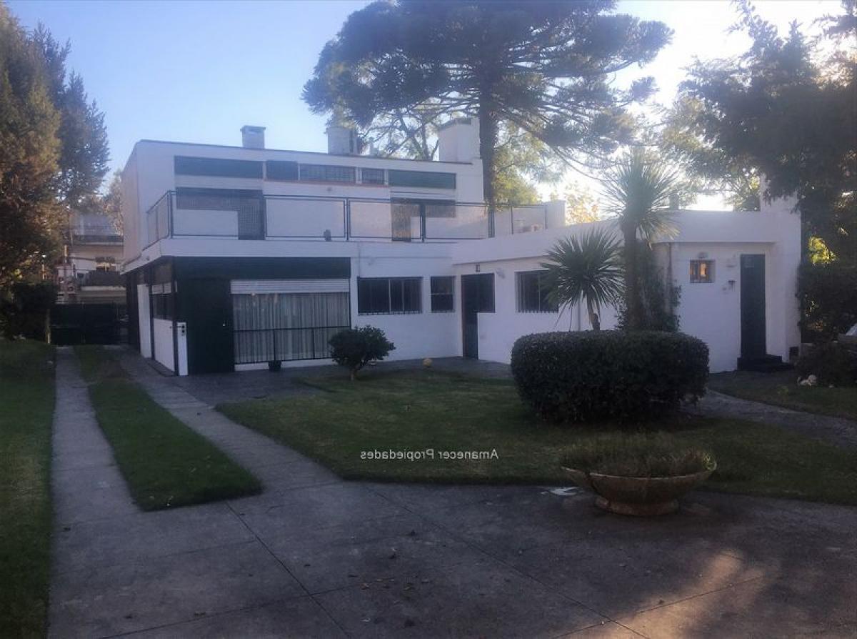 3 bedrooms House in Montevideo, Uruguay No. 8841