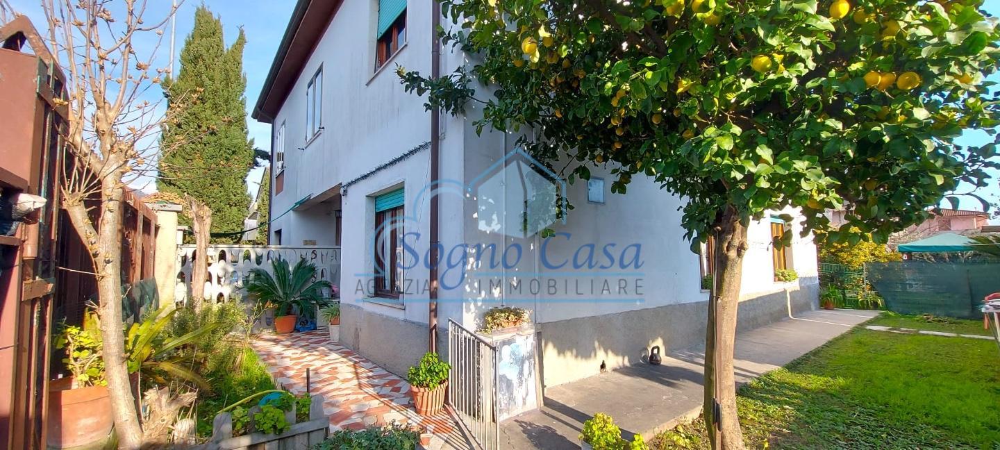 Casa de 3 dormitorios en Carrara, Italy No. 45686