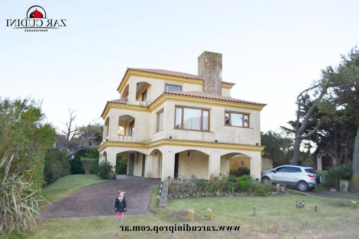 5 bedrooms House in Mar del Plata, Argentina No. 101932
