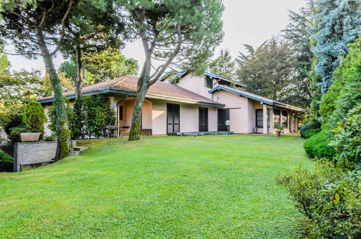 5 bedrooms Villa in Gallarate, Italy No. 78926