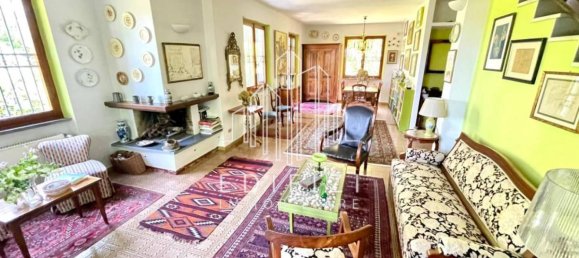 3 bedrooms Villa in Massa, Italy No. 49404 3