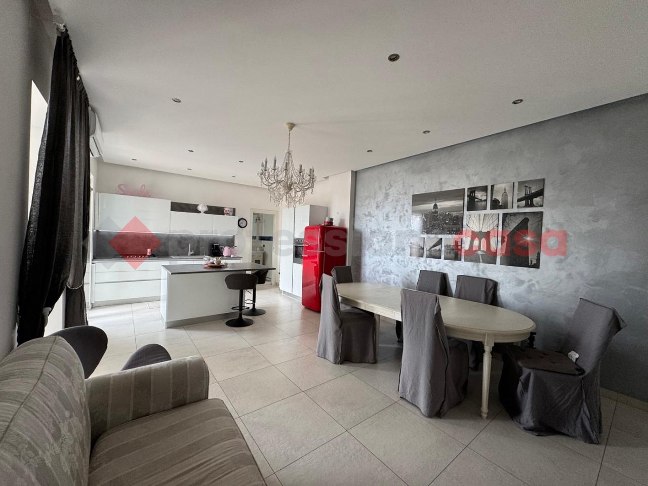 5 rooms Apartment in Taranto, Italy No. 2251