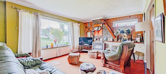 3 bedrooms House in Crawley, United Kingdom No. 6259 2