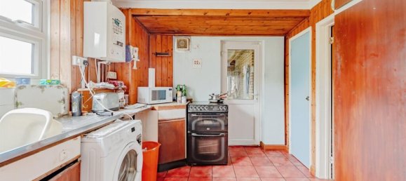 3 bedrooms House in Crawley, United Kingdom No. 6259 7