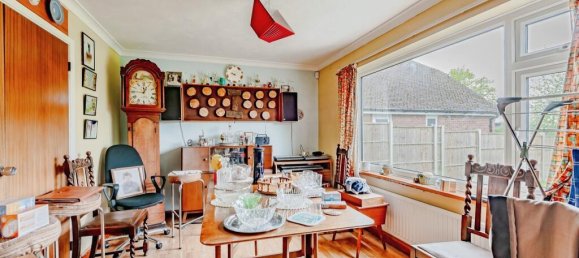 3 bedrooms House in Crawley, United Kingdom No. 6259 5