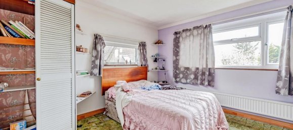 3 bedrooms House in Crawley, United Kingdom No. 6259 9