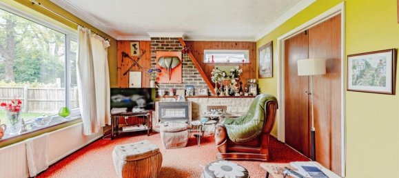 3 bedrooms House in Crawley, United Kingdom No. 6259 3