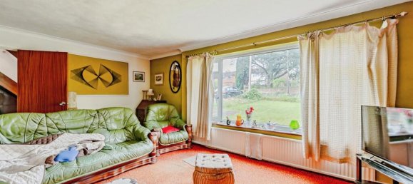 3 bedrooms House in Crawley, United Kingdom No. 6259 4