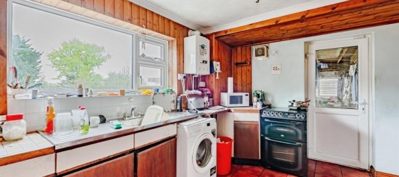 3 bedrooms House in Crawley, United Kingdom No. 6259 6