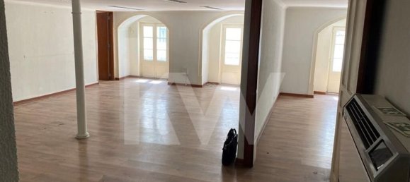 155m² Commercial property in Lisbon, Portugal No. 77262 4