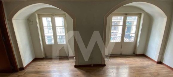 155m² Commercial property in Lisbon, Portugal No. 77262 9