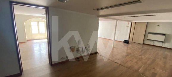155m² Commercial property in Lisbon, Portugal No. 77262 6