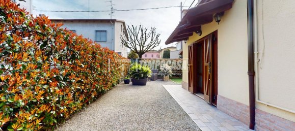 Casa de 4 habitaciónes en San Martino in Rio, Italy No. 36349 6