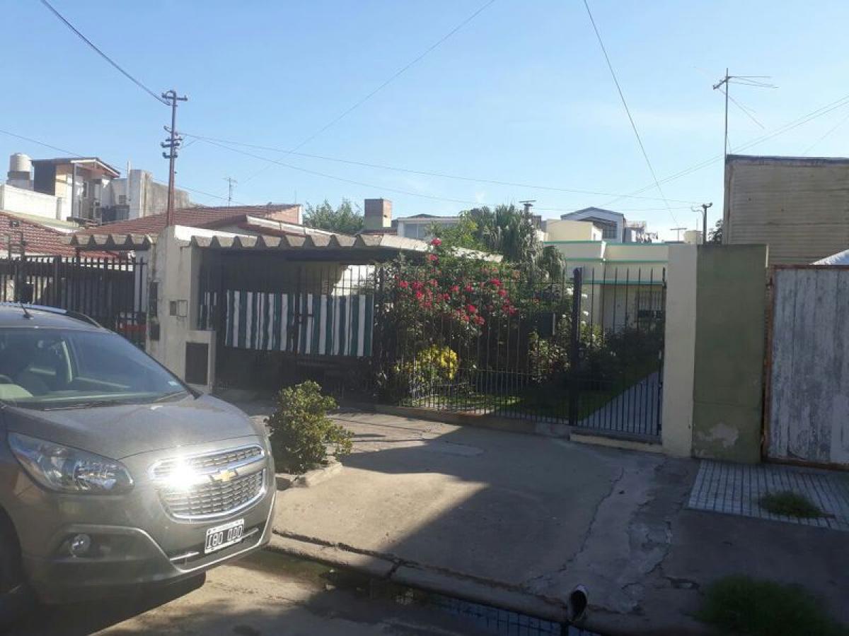 Дом с 4 спальнями в Ланус, Аргентина № 64302