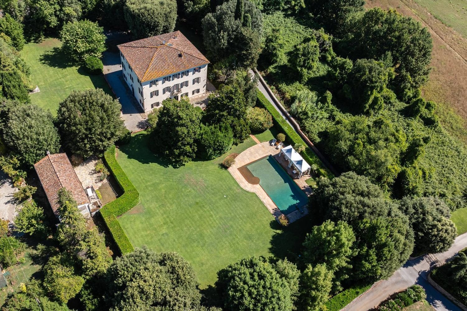 25 rooms Villa in Lucca, Italy No. 298265