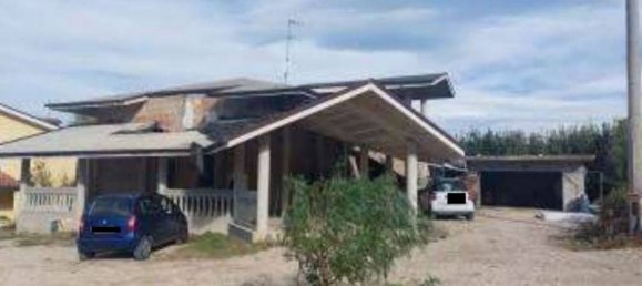 4 bedrooms Apartment in Loreto Aprutino, Italy No. 376909 4