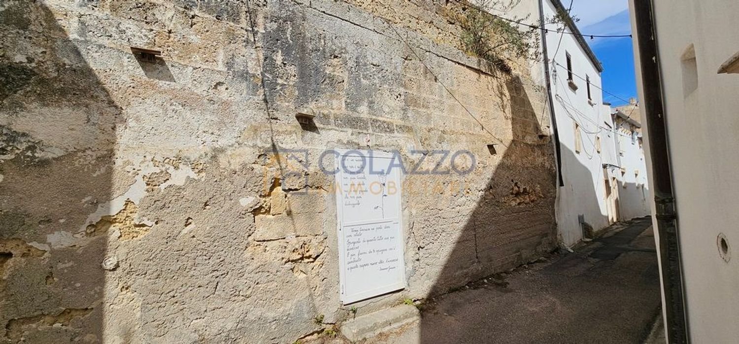 Дом с 8 комнатами в Casarano, Италия № 135927