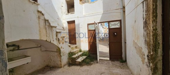 Дом с 8 комнатами в Casarano, Италия № 135927 10