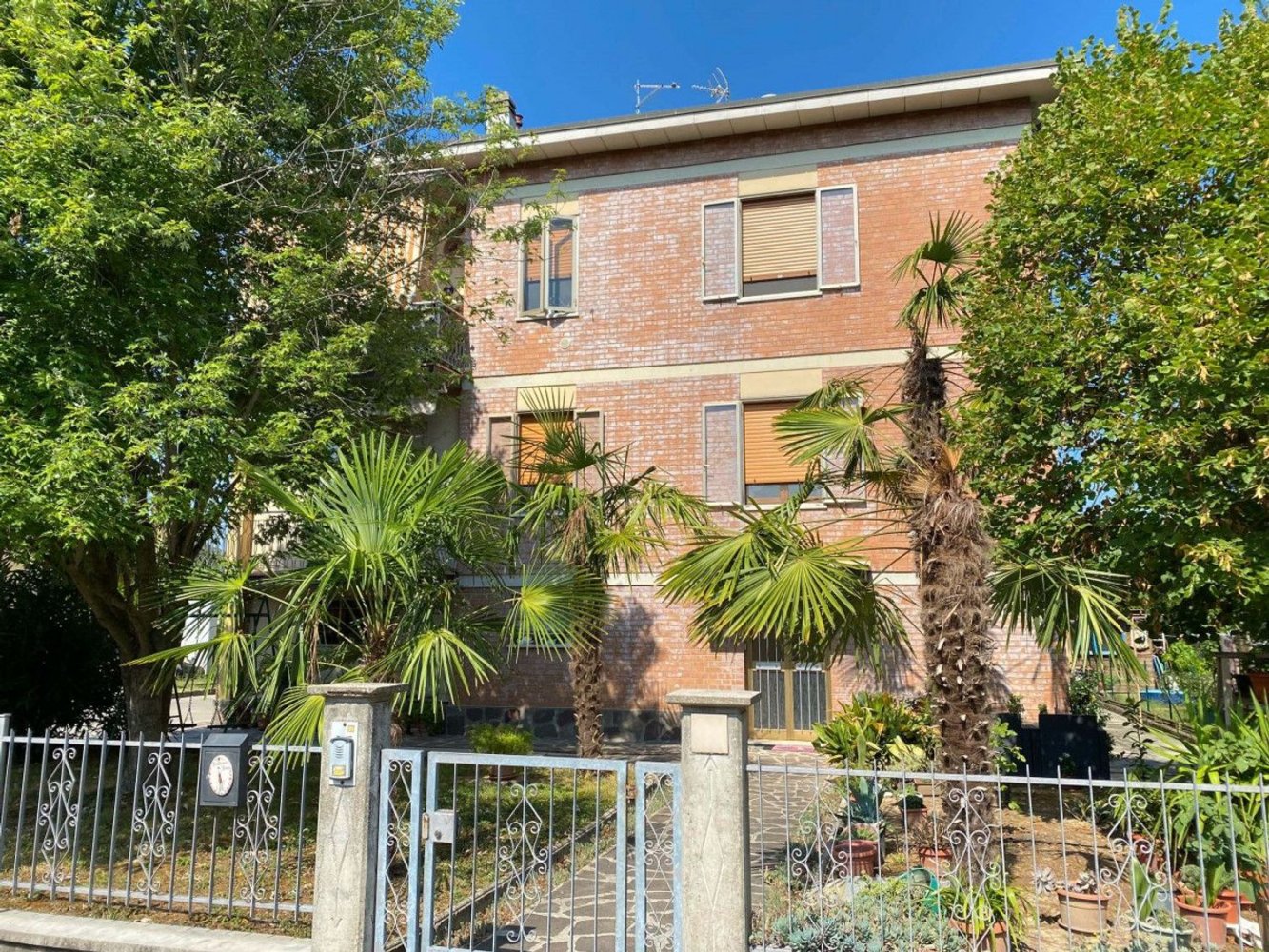 4 bedrooms Apartment in Mirandola, Italy No. 339843