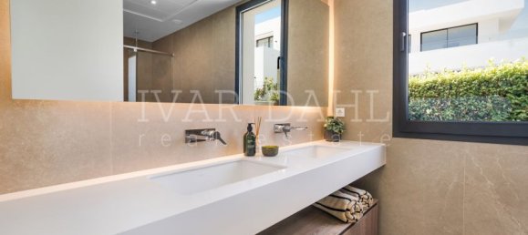 6 bedrooms Villa in Marbella, Spain No. 109025 9